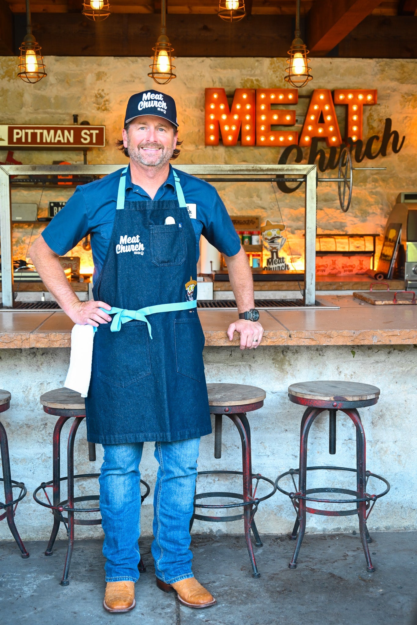 hedley-and-bennett-meat-church-apron-navy-d7 NAVY_H_B_APRON_LIFESTYLE_OUTDOOR_KITCHEN_TIED.jpg